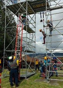 Práctica de rescate en altura sobre torre de andamios con escalera roja